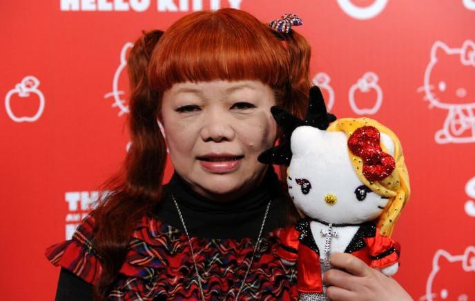 Дизайнер Hello Kitty объявила об увольнении Юко Ямагучи работала над персонажем более 40 лет 71 летняя художница заявила что передаёт эстафетную палочку следующему поколению В компании Sanrio сообщили что с конца года за дальнейшее развитие образа будет отвечать дизайнер с псевдонимом Ая Образ Hello Kitty был придуман в 1960 х годах владельцем Sanrio Ситаро Цудзи Персонаж похож на маленькую белую кошку однако в 2014 году представители компании заявили что это маленькая девочка Подписаться на Говорит Москва Telegram VK MAX