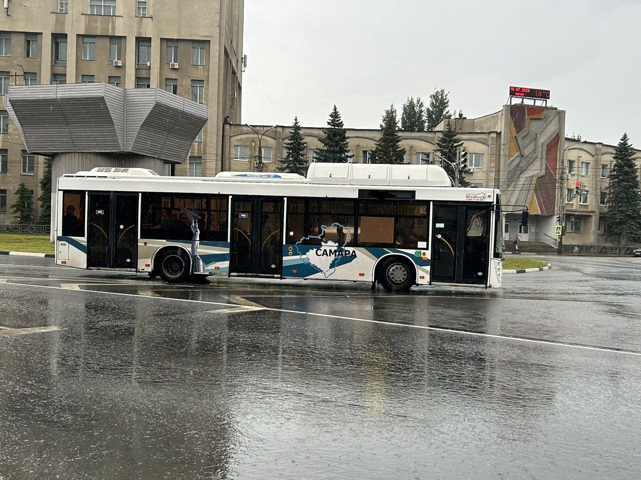 В Самарской области запускают новые автобусные маршруты до аэропорта Курумоча Министерство транспорта региона утвердило два новых маршрута Первый автобус 222 будет ходить из Самары От железнодорожного вокзала он сделает остановки у Центрального автовокзала торгового центра Империя LETOUT микрорайона Новая Самара и КДП Новосемейкино Второй маршрут автобус 333 свяжет Тольятти с аэропортом Путь пройдёт через ТЦ Парк Хаус сёла Васильевка и Зеленовка а также посёлки Прибрежный и Курумоч Сейчас идёт подготовка к запуску до конца 2025 года проведут аукцион и выберут перевозчиков Подписаться Написать нам