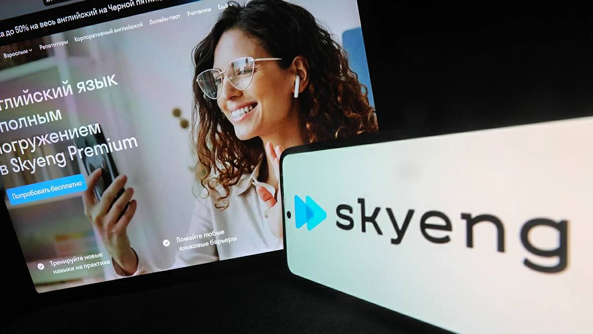Skyeng выходит в офлайн — в экосистему компании вошли вуз и колледж Skyeng, один из крупнейших игроков edtech-рынка, объявил о стратегическом расширении: в структуру группы вошли колледж и вуз «Международная академия бизнеса и управления» МАБиУ . Теперь Skyeng будет запускать программы среднего и высшего образования с интеграцией собственных цифровых решений — от AI-тренажеров до онлайн-платформ. Это продолжение офлайн-эксперимента, начатого в 2021 году: первым стал центр Singularity в Чебоксарах. Там Skyeng обкатывал очные форматы — курсы, школу и колледж — с использованием цифровых технологий. Партнерство с МАБиУ открывает новый этап масштабирования. Обучение будет проходить в разных форматах: очно, заочно и с элементами онлайн. Вуз сохранит лицензии и аккредитацию, а студенты получат возможность совмещать классическое образование с дополнительными программами Skyeng. Это шаг к экосистеме полного образовательного пути — от школы до профобучения и университета. Дарья Рыжкова, CEO Smart Ranking: «Переход в сегмент СПО и вузов — один из главных трендов в edtech. Skyeng не строит с нуля, а приобретает готовую инфраструктуру, что дает фору на старте. Если компания выстроит экосистему, она сможет получать лояльных клиентов еще до выхода на рынок труда — и тем самым сильно увеличить LTV».