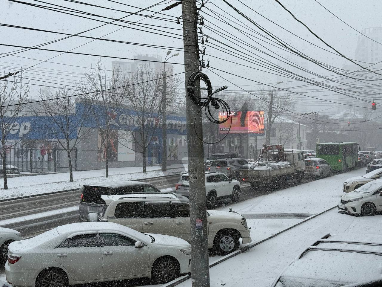 Снег прошелся по Хабаровску После сильных осадков краевая столица оказалась во власти зимы Снегопад хоть и создал сказочную атмосферу традиционно принес с собой и сложности для транспорта ГородскиеХроники Ноябрь AmurMedia Прислать новость