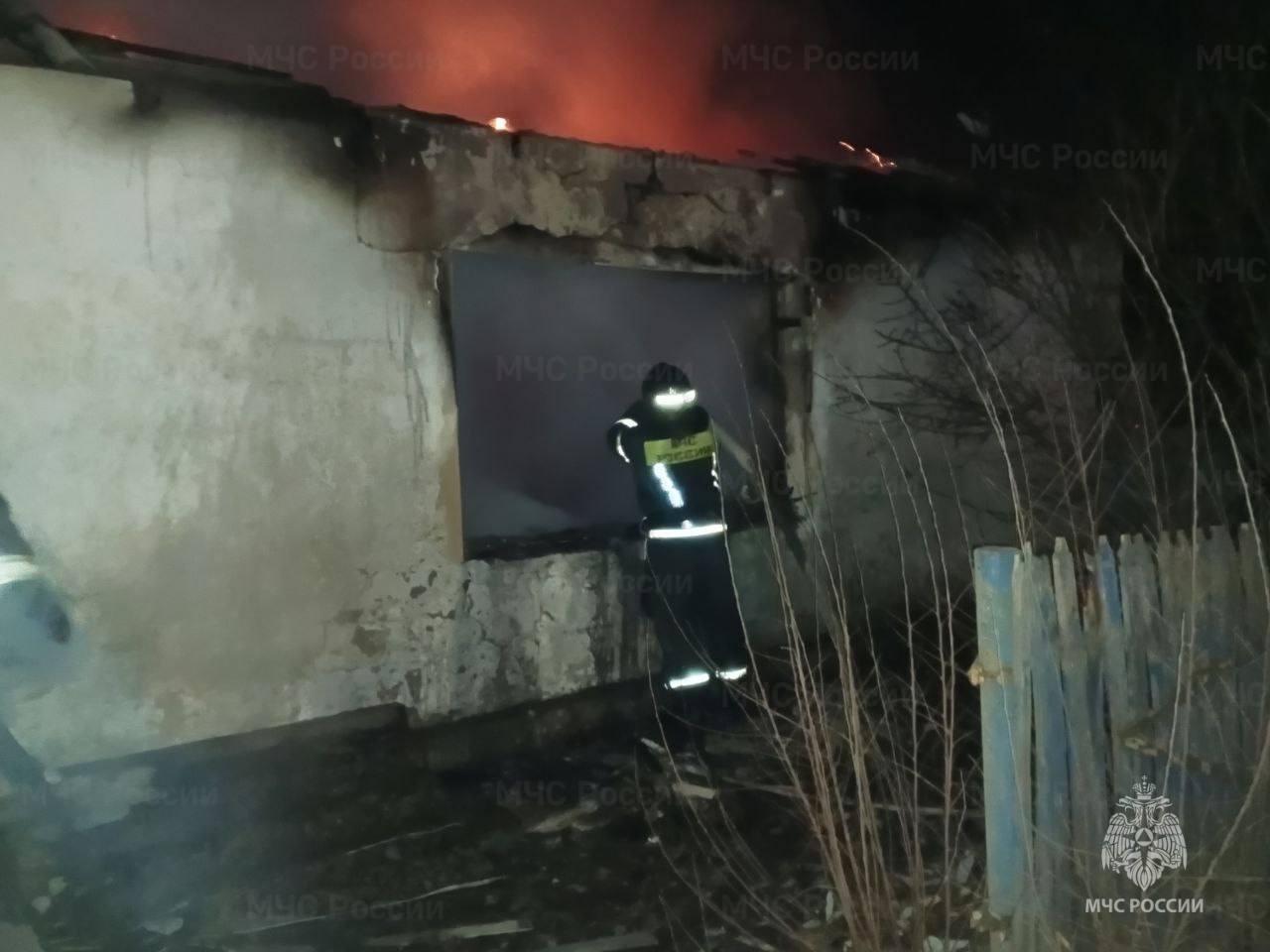 Пожарно-спасательное подразделение ликвидировало возгорание в Каховском округе  "Сообщение о пожаре поступило минувшей ночью. В селе Семеновка горел индивидуальный жилой дом", - говорится в сообщении.  Отмечается, что в результате данного происшествия погиб один человек. Возгорание было ликвидировано.  Радио Таврия - подписаться