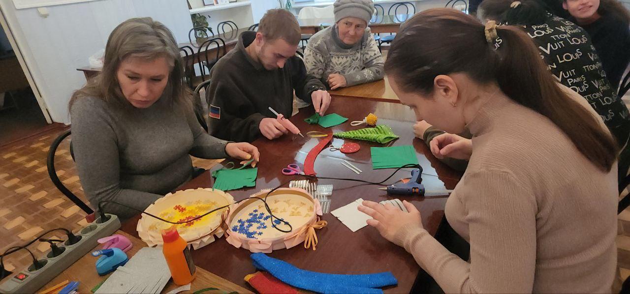 В Докучаевске прошел новогодний мастер-класс    3 декабря прошел мастер-класс «Новогодняя мастерская для детей с ОВЗ» к Международному дню инвалидов.   Под чутким руководством опытных кураторов участники создали украшения для праздника.   По окончании мероприятия детям вручили презенты от сектора молодежной политики администрации городского округа.