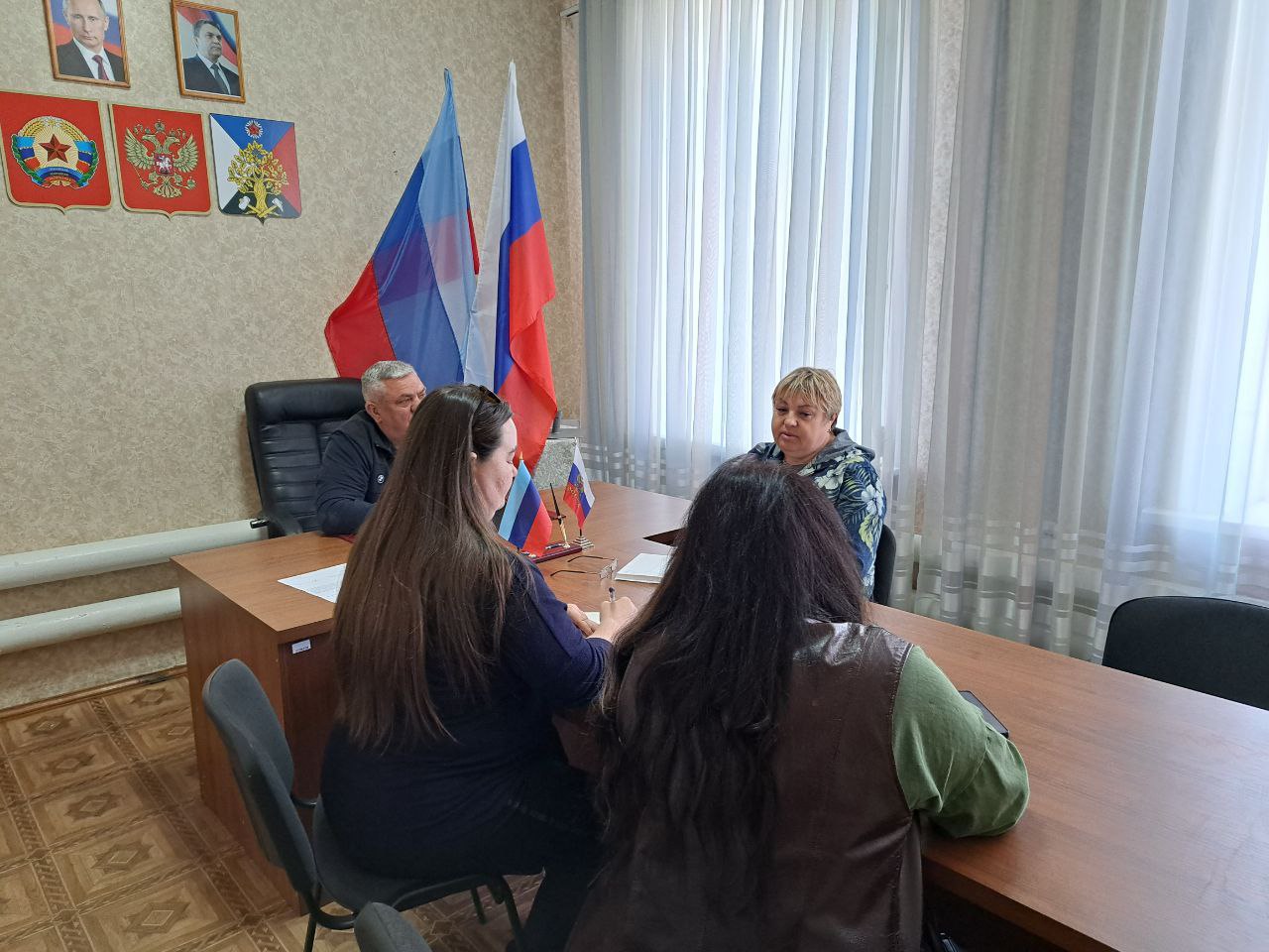 Начальник отдела жизнеобеспечения пгт Новодарьевка Администрации городского округа город Ровеньки Дрозд Александр Михайлович провел очередное рабочее совещание с руководителями образовательных и культурных учреждений, расположенных на подведомственной территории. В ходе совещания были рассмотрены вопросы, касающиеся наведения санитарного порядка на территории поселка и проведения Всероссийского субботника 26 апреля 2025 года, а также планируемых мероприятий, в честь празднования 80-й годовщины Победы в Великой Отечественной войне. Начальник отдела жизнеобеспечения пгт Новодарьевка подчеркнул, что только общими усилиями мы сможем навести порядок и благоустроить территорию нашего поселка, тем самым достойно подготовиться к майским праздникам. #ГОД_ЗАЩИТНИКА_ОТЕЧЕСТВА_2025#Победа80