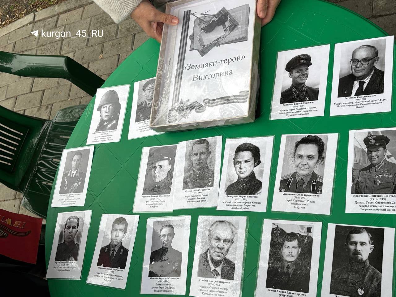 В Парке Победы для горожан устроили викторины и настольные игры. Организаторы говорят, что курганцы очень успешно все проходят — раздали почти все сувениры. Горожан начали угощают солдатской гречневой кашей, ради нее придётся постоять в очереди, но это того, стоит! — Мм, вкусно! — говорят даже маленькие ценители