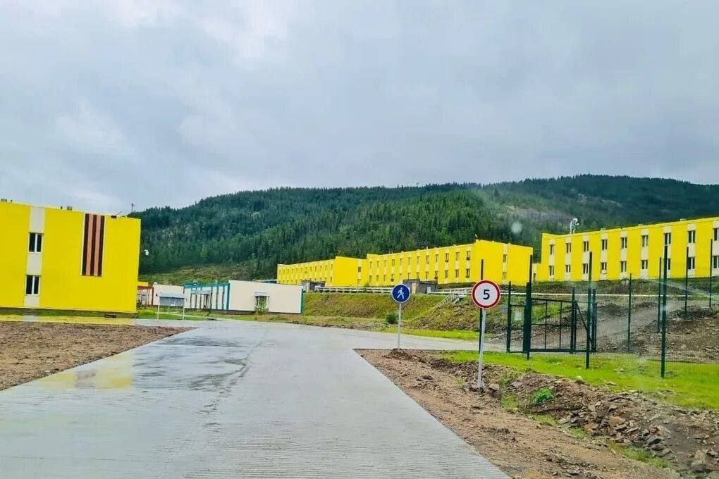 24 сентября в 05 18 утра по местному времени в ЦУКС Главного управления МЧС России по Республике Тыва поступило сообщение о том что в горной выработке в 160 метрах под землей произошло обрушение Под завалом оказался один работник ООО Лунсин На место происшествия оперативно выехали горноспасательное отделение военизированной горноспасательной части МЧС России которое дислоцируется на месте предприятия Спасатели извлекли мужчину 40 лет и передали врачам которые констатировали смерть Всего было привлечено сил и средств 18 человек и 5 единиц техники Происшествие находится на контроле начальника Главного управления МЧС России по Республике Тыва mchstuva Подписывайся на МЧС России в Telegram MAX