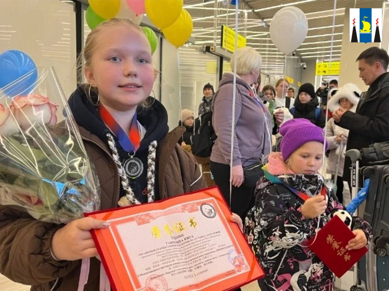 Сахалинская делегация артистов ансамбля Угол зрения завоевала золото в Харбине Более 50 юных островитян поучаствовали в Международном фестивале конкурсе молодежного творчества Энергия таланта Поронайский ансамбль Угол зрения стал лучшим на международном конкурсе Энергия таланта В команду представителей Сахалинской области вошли 54 танцора и театрала от самых юных артистов шести лет до старших исполнителей Они продемонстрировали высочайший уровень мастерства и завоевали заслуженные награды Фестиваль собрал талантливую молодежь из разных стран и сахалинские коллективы достойно представили свой регион покорив жюри своим разнообразием номеров от завораживающих стилизаций народных танцев до аутентичных выступлений представляющих культуру разных народов мира Детям это стимул который дает рост толчок Кто то из детей первый раз выезжал за пределы Сахалинской области в составе коллектива на эту поездку команда нашего города Поронайска составила 54 человека включая родителей рассказал руководитель балетмейстер художественного образцового коллектива театра и танца Угол зрения Эдуард Кызылов Фестиваль Энергия таланта стал для сахалинских артистов не только возможностью проявить себя но и важным шагом в их творческом развитии Вдохновленные успехом коллективы уже строят планы на будущее стремясь покорить новые вершины и достойно представлять свой регион на международной арене