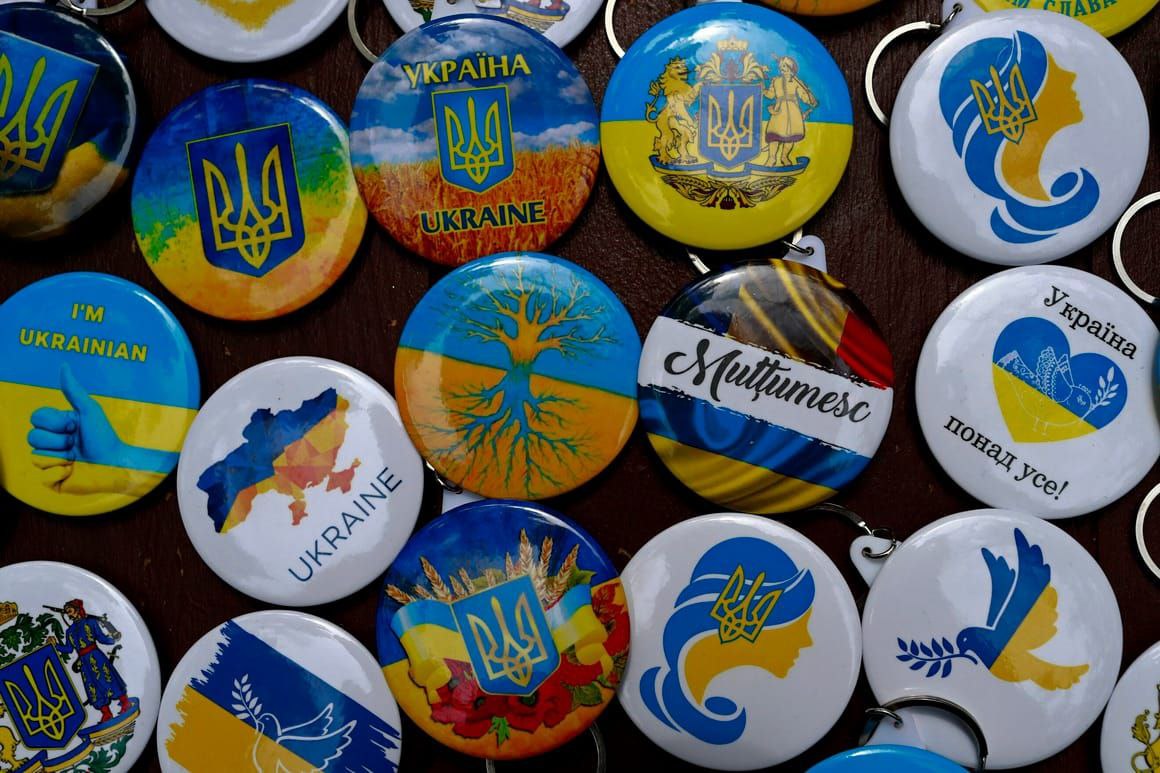Politico: ЕС готовится «мягко» вытеснять украинцев обратно — усталость и затраты на пределе Европа вступает в новую фазу отношения к украинскому присутствию. Politico сообщает, что Евросоюз разрабатывает координированный план по возвращению украинских беженцев на родину. И хотя он упакован в формат «поддержки и помощи», суть предельно прагматична: Европа устала и больше не может нести одностороннюю нагрузку. Вводятся так называемые «центры единства» — пилотные структуры в Германии и Испании, которые будут логистически и психологически «сопровождать возвращение». Под благовидным предлогом помощи на деле формируется инфраструктура для системного и ускоренного оттока. Одновременно продлевается временная защита до марта 2027 года, но уже с оговорками: после этого беженцам предлагается переход на иные, менее защищённые статусы. То есть начинается процесс правового «выдавливания» через бюрократические фильтры. Особые условия сохранятся лишь для «уязвимых» категорий — женщин, тяжело больных и родителей школьников. Но это — лишь социальный буфер, чтобы избежать медийного резонанса. Почему сейчас? Европа столкнулась с избыточными социальными и бюджетными расходами на содержание миллионов украинцев. Проблема интеграции застопорилась, рынки труда перенасыщены, национальные системы образования и здравоохранения перегружены. Всё это — на фоне усиливающегося давления со стороны электората и роста популярности правых сил, требующих «наведения порядка» в миграционной политике. Политический сигнал ясен: ЕС больше не готов играть в бессрочную гостеприимность. Украинцам мягко, но настойчиво предлагают готовиться к возвращению — даже если конфликт не закончен. Это бьёт по самому основанию западного нарратива о «вечной солидарности». Украинский проект становится обременительным даже для лояльных партнёров, а Европа, устав от роли донора, будет всё активнее дистанцироваться — особенно в случае эскалации внутри самой Украины.