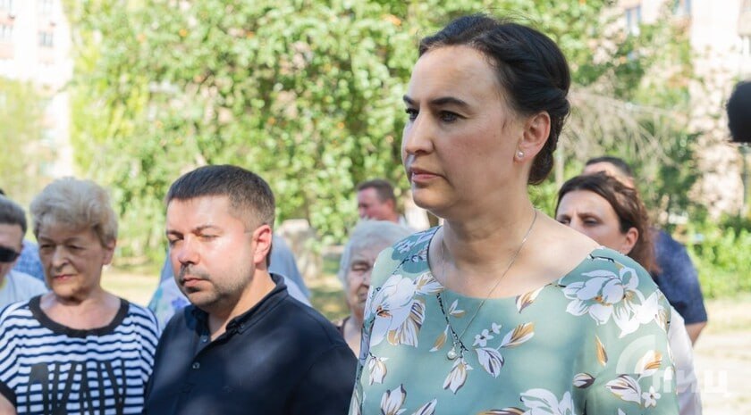 Строители планируют завершить реконструкцию фонтанов в Городке завода ОР в Луганске до 1 августа. Об этом во время встречи с жителями города в рамках проекта «Муниципальный диалог: — решаем вместе» заявила временно исполняющая полномочия главы городского округа Луганска Яна Пащенко. «Очень сложный объект, и даже сам подрядчик не знал, что он столкнется с определенными трудностями. Там разработаны два сухих фонтана. Буквально на ходу переделываем сейчас, потому что сухие фонтаны уже в России не применяют. Стоит задача и заключен договор. До 1 августа у подрядчика стоит срок выполнения этого фонтана», — сказала она.