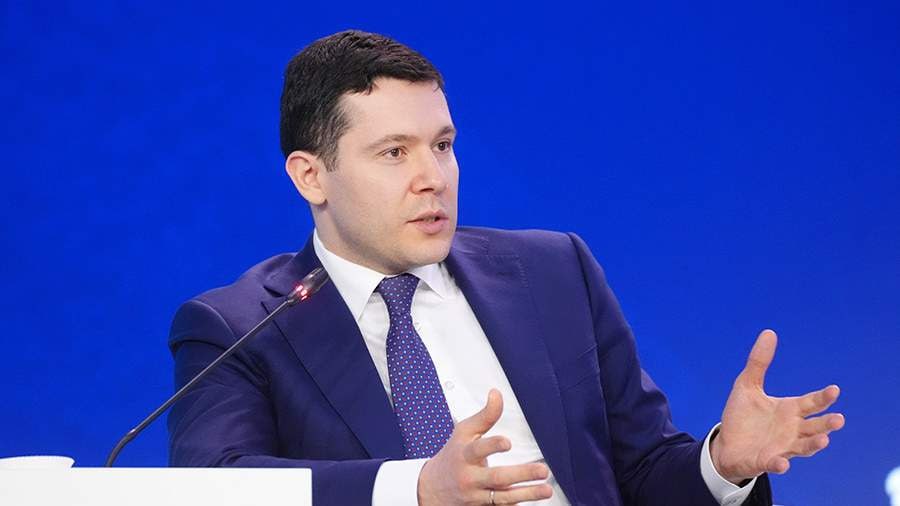 Прогноз Минпромторга по объему параллельного импорта в 25 млрд по итогам 2025 года больше не является актуальным из за устойчивого снижения поставок заявил министр Антон Алиханов По данным Федеральной таможенной службы объемы импортных товаров значительно сократились Так в период с января по ноябрь 2025 года объем параллельно импорта составил 20 9 млрд что почти вдвое ниже прошлогодних показателей 37 9 млрд В декабре в Минпромторге сообщили что в 2025 году ежемесячные объемы снизились до 2 млрд в то время как на старте действия механизма они составляли около 4 млрд В ведомстве объяснили что это связано с адаптацией российской экономики к санкциям ростом отечественного производства и увеличением поставок из дружественных стран