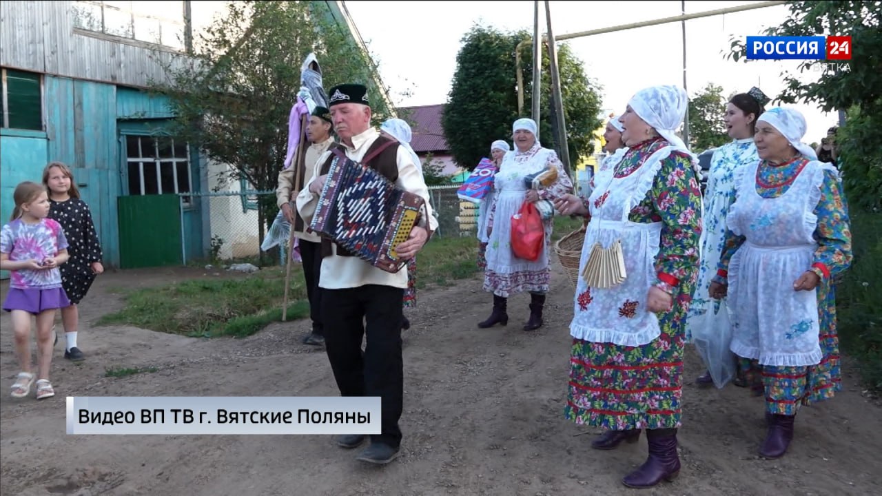 Представители более чем 70 регионов страны ожидаются на Всероссийском сельском Сабантуе в Вятских Полянах В их числе послы гостеприимства президентской платформы «Россия – страна возможностей» из Тульской, Свердловской, Новосибирской областей, Чукотского автономного округа и других субъектов. Они представят ярмарку мастеров народных промыслов и площадку с мастер-классами. Кроме того, послы гостеприимства высадят сиреневый сад в честь восьмидесятилетия Победы в Великой Отечественной войне. В планах поставить рекорд по максимальному числу регионов - участников высадки сада. Напомним, XV Всероссийский сельский Сабантуй состоится в Вятскополянском районе 27-28 июня.