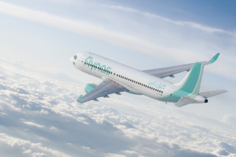 Airbus A320 стал самым массовым самолетом в истории Семейство самолетов Airbus A320 стало самым массовым в истории гражданской авиации опередив по общему числу произведенных машин своего главного конкурента Boeing 737 Об этом сообщает ТАСС со ссылкой на агентство Reuters Согласно отчету британской консалтинговой компании Cirium рекорд был установлен после того как очередной самолет передали саудовской авиакомпании Flynas С момента начала эксплуатации в 1988 году было поставлено 12 260 машин из семейства А320 В Airbus пока не прокомментировали это достижение Airbus A320 семейство узкофюзеляжных самолетов для полетов средней дальности Появившийся в 1988 году A320 совершил технологический прорыв став первым в мире массовым пассажирским лайнером с электродистанционной системой управления fly by wire позволившей передавать команды пилота через компьютер aviaru net n288523