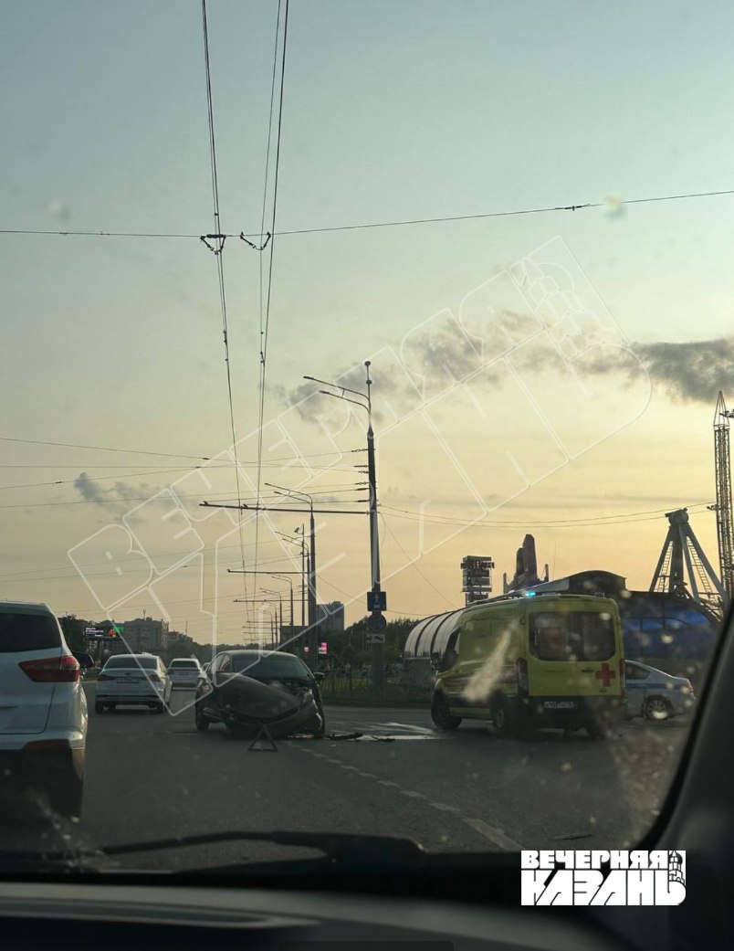 ⏺Две легковушки столкнулись около «Парк Хауса» О пострадавших не сообщается, но на месте заметили скорую. Из-за ДТП на улице Мусина затруднено движение. Подписаться на «Вечерку»