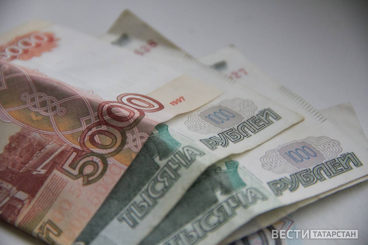 Житель Татарстана погасил задолженность по утильсбору на сумму свыше 1 млн рублей  Житель Татарстана погасил долг по утилизационному сбору на сумму свыше одного миллиона рублей. Об этом сообщили в Татарстанской таможне.  В 2022 году мужчина ввез в Россию три легковых автомобиля, указав, что они предназначены для личного использования. Это позволило ему применить сниженный коэффициент при расчете сбора. Однако вскоре все машины были перепроданы, при этом две из них не были зарегистрированы в ГАИ.  Таможенники установили, что заявленная цель ввоза не соответствовала действительности, а применение льготных условий было необоснованным.  В итоге Татарстанская таможня обратилась в суд, который обязал мужчину выплатить 1 084 066 рублей, включая:  •834 600 рублей — утилизационный сбор, •249 466 рублей — пени, •25 840 рублей — государственную пошлину.  Полная сумма была перечислена в доход государства. Сейчас рассматриваются еще 18 подобных дел, общий объем взысканий по которым достигает десятков миллионов рублей.   Подписаться   Сообщить новость