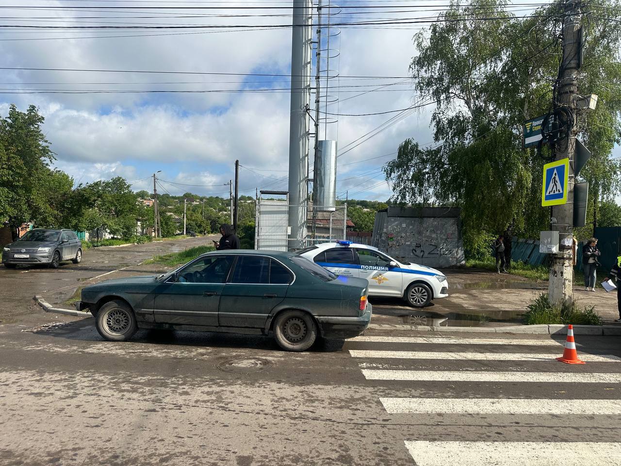 В Луганске водитель BMW сбил женщину с ребёнком на «зебре». Утром 21 мая на улице Артёма женщина и её 9-летняя дочь переходили дорогу и попали под колёса "бэхи", не предоставившей им преимущество. Пострадавших госпитализировали с различными травмами . Виновнику грозит сразу несколько штрафов, в том числе за отсутствие страховки и тонировку. Полиция продолжает разбирательство. Прислать новость Подписаться