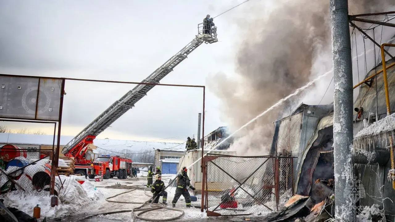 Сотрудники МЧС ликвидировали пожар на улице Шишкова в Тюмени В результате происшествия никто не пострадал Площадь пожара составила 525 квадратных метров Тюменское время Telegram  MAX
