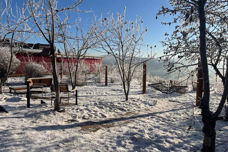 Сквер «Высокий берег» появился в красноярском Академгородке.   Новое место для отдыха обустроили возле дома №66. Рабочие установили скамейки и гамаки, а еще организовали «открытую поляну» с шезлонгами и панорамными качелями.   Вид открывается на Храм Новомучеников и Исповедников Российских. Вечером на участке загораются фонари и подсветка.     Подписаться   Прислать новость