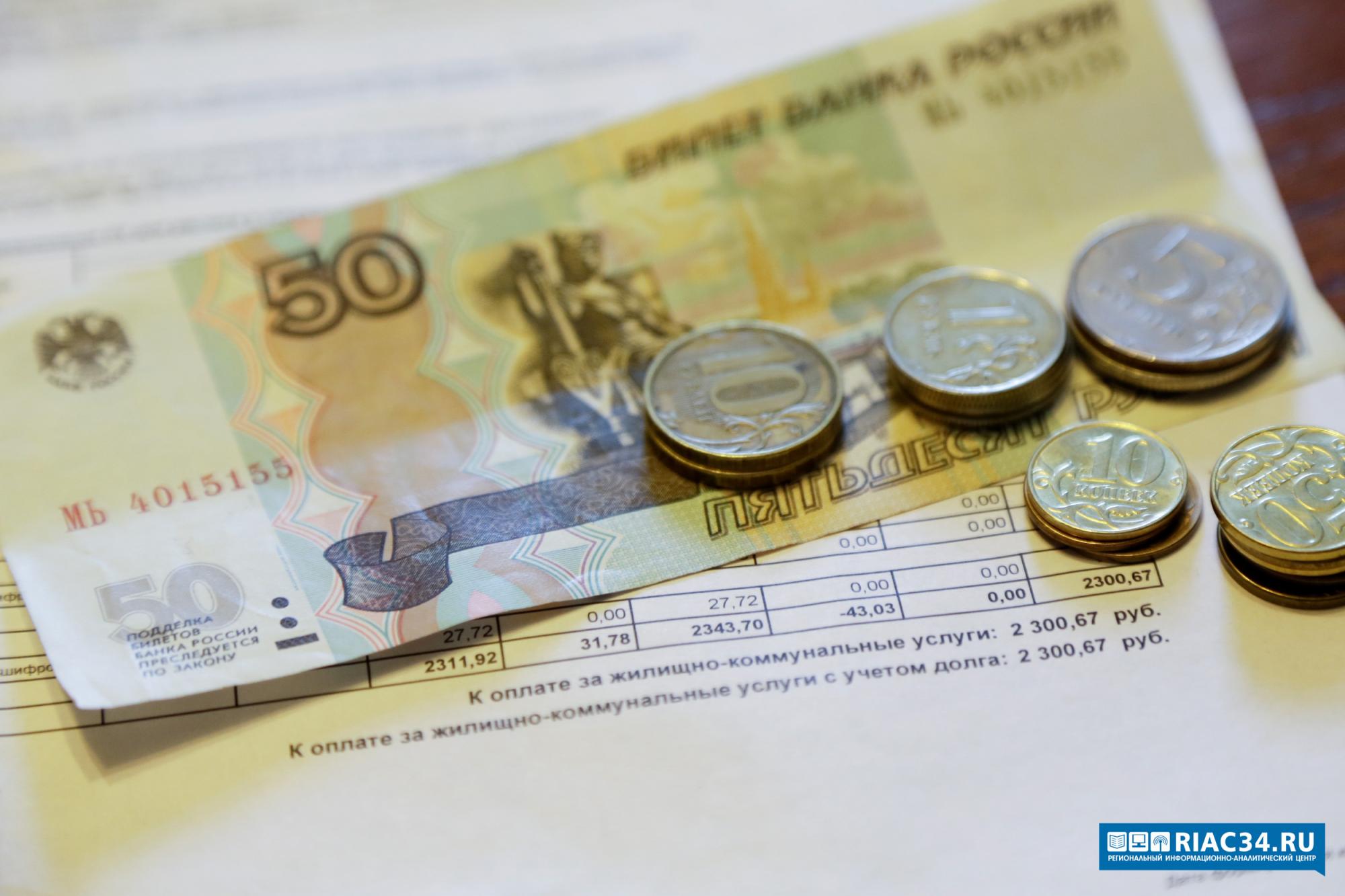 С 1 декабря 2025 года волгоградцы начнут жить по новым законам Утилизационный сбор При расчёте суммы сбора на транспорт будут применять новые коэффициенты Один из критериев мощность двигателя Так для нового авто с двигателем 1600 кубов мощностью 257 л с утильсбор вырастет почти на 43 Соцвыплата для пенсионеров 80 Увеличится фиксированная часть страховой пенсии для тех кому перевалило за 80 В Волгоградской области в два раза вместо 8907 руб будет 17 815 40 руб Цифровая маркировка товаров Средства идентификации будут наносить ещё на несколько категорий продукции гигиенические товары растворимые завариваемые напитки игры и игрушки для детей до 14 лет стройматериалы Сведения о маркировке и вводе продукции в оборот производители будут передавать в систему Честный знак Возврат просроченных долгов физлиц Судебные приставы смогут направлять запросы кредиторам и их представителям если от граждан поступили жалобы на нарушения при телефонных звонках коллекторов