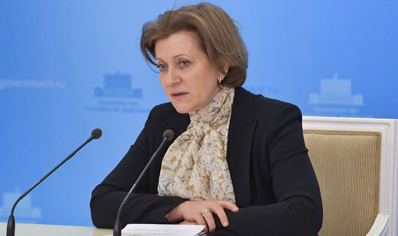 Глава Роспотребнадзора Анна Попова указала на рост потребления готовой еды в России и в мире. Она предложила ввести маркировку такой продукции. «Этот инструмент дает возможность обелить рынок очень быстро и очень эффективно», — сказала Попова на Петербургском международном экономическом форуме. Идею поддержала президент X5 Group Екатерина Лобачева. По словам главы Роспотребнадзора, каждый пятый покупает готовую еду хотя бы раз в неделю. Мировой рынок этой продукции вырос на 7,5%, до 220 млрд руб. В России рост составил 5,5%.