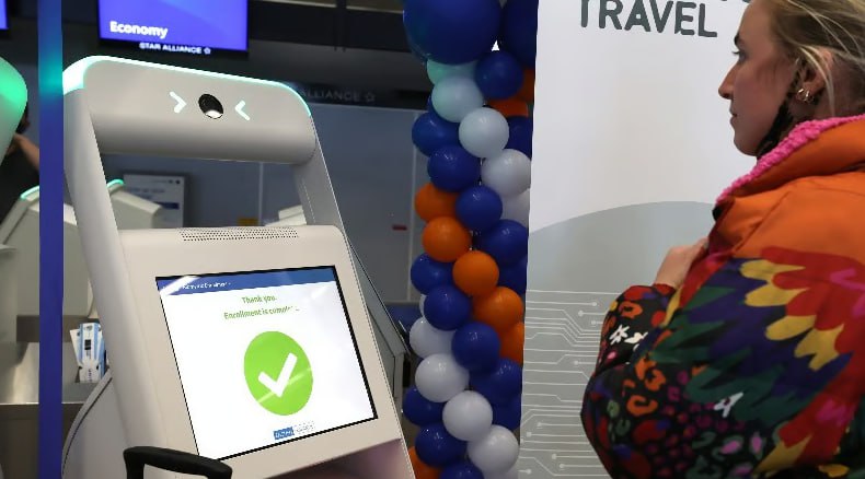 Ну и по традиции, доброе утро! Биометрическое наблюдение расширяется: American Airlines внедряет распознавание лиц в четырех крупных аэропортах. American Airlines начала использовать распознавание лиц для проверки личности пассажиров в аэропорту, еще больше внедряя биометрические технологии в процесс авиаперелетов. Новая программа Touchless ID авиакомпании, которая теперь действует в нескольких крупных аэропортах, позволяет некоторым путешественникам проходить предварительную проверку TSA PreCheck без предъявления удостоверения личности или посадочных талонов.