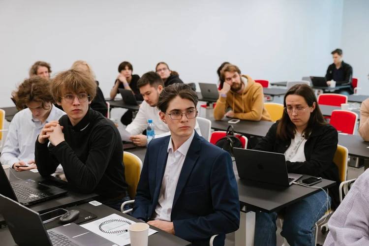 В России запускают исследовательскую программу по ИИ в биотехнологиях  Центральный университет объявил конкурс на позиции ведущих исследователей. Программа направлена на разработку передовых решений в медицине, фармацевтике, пищевой промышленности и агросекторе. Среди ключевых направлений — создание ИИ-препаратов, цифровых двойников пациентов для подбора терапии, генной терапии и роботизированных агросистем.  К участию приглашаются ученые с признанными достижениями в области ИИ и биотехнологий. Победителям конкурса предложат сформировать собственную исследовательскую группу и разрабатывать образовательные программы для новых кадров отрасли.  По словам ректора Евгения Ивашкевича, студенты смогут с первого курса включаться в реальные научные проекты, получать практический опыт и публиковаться в научных изданиях.