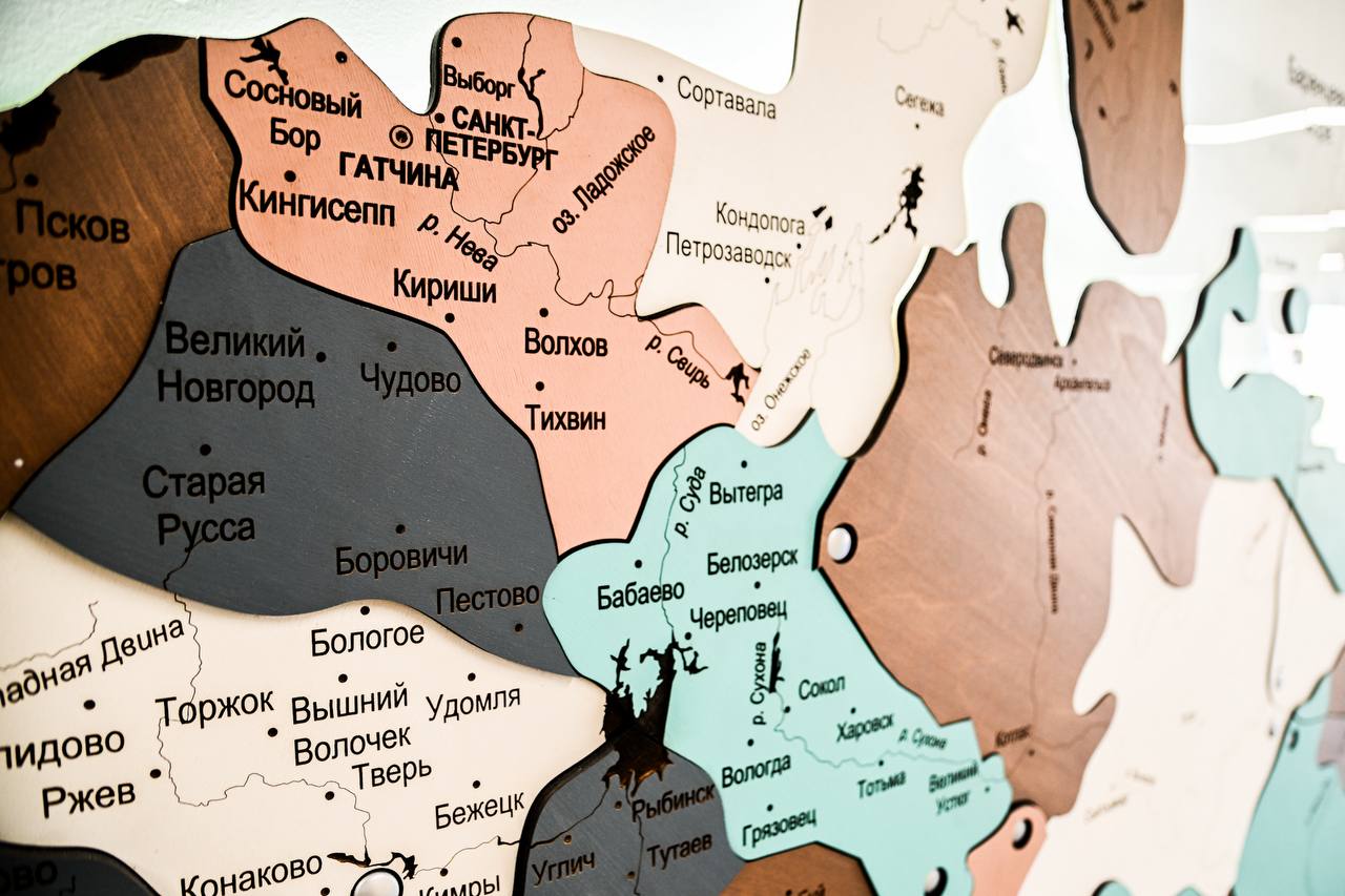 В Гатчине в микрорайоне Аэродром завершается подготовка к открытию новой школы «Высший пилотаж» Заместитель председателя правительства Ленинградской области по строительству и жилищно-коммунальному хозяйству Евгений Барановский лично оценил готовность объекта, который распахнет свои двери 1 сентября и примет первых учеников. Школа возведена в рамках национального проекта «Образование» и представляет собой современный образовательный центр нового поколения. «„Высший пилотаж“ — это школа нового уровня, где продумано все: удобные классы, современные спортивные залы, пространства для творчества и отдыха. Такой проект можно смело представить на федеральном уровне. В Ленинградской области будет больше школ такого качества: сегодня действует свыше 50 разрешений на строительство объектов образования, и большинство из них уже активно строятся. Это наш приоритет — создавать комфортную и современную среду для обучения детей», — подчеркнул Евгений Барановский. Образовательный комплекс занимает 22 тысячи квадратных метров и рассчитан на 47 классов. В школе — современное техническое оснащение: кабинеты с интерактивными панелями, актовый зал, мастерские, художественные и инженерные студии, библиотека и зоны для кружковой деятельности. Внешняя инфраструктура также впечатляет: стадион с искусственным покрытием, беговые дорожки, площадки для различных видов спорта, уличные тренажеры, амфитеатр и уютные зоны отдыха. Online47 — Всё о Ленобласти и не только