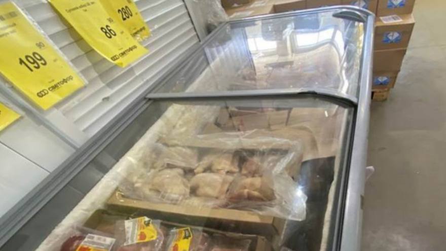 Почти 5 тонн опасной продукции нашли в воронежских магазинах «Светофора»  Во время июньской проверки выяснилось, что во многих магазинах продавали товары с истекшими сроками годности и без необходимых документов.   Кроме того, в шести пробах молочной продукции, присутствовали жиры растительного происхождения.   Речь о следующих продуктах: масло сливочное «Ру.Милк» Челябинская область ; сметана, сливочное масло и творог ООО «Молокогрупп»  Ставропольский край ; творожная масса с изюмом ИП Лесовой Павел Алексеевич  Ростовская область ; сыр плавленый АО «Озерецкий молочный комбинат»  Московская область .