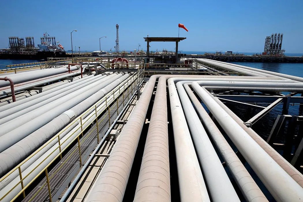 Саудиты повысили цену на нефть для некоторых стран Крупнейшие азиатские покупатели саудовской нефти с июня будут платить на 20 центов больше. Об этом сообщило агентство Bloomberg со ссылкой на Saudi Aramco. Речь идет о повышении цен на всю сырую нефть, включая основной сорт Arab Light. До этого ожидалось, что стоимость данного энергоносителя вырастет на 30 центов. Предполагается, что такое подорожание частично компенсирует недавнее снижение цен. Тогда более высокая добыча ОПЕК+ и глобальная торговая война президента США Дональда Трампа привели к почти 20-процентному падению цен на нефть. Это должно было сказаться на планах Эр-Рияда выполнить амбициозный план Vision 2030 по модернизации экономики. Для того чтобы профинансировать строительство новых туристических курортов, создать рабочие места и обеспечить промышленное развитие, саудитам нужны цены на нефть, превышающие 100 долларов за баррель.