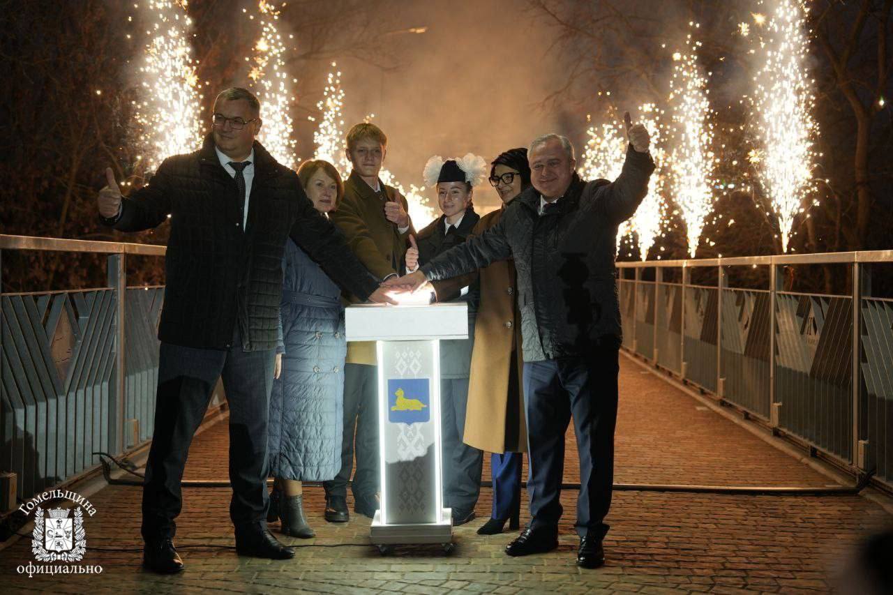 Подарок к празднику В Гомеле после реконструкции открыт пешеходный мост через Сож Объект стал одним из подарков жителям области ко Дню Октябрьской революции Участниками торжественной церемонии стали заместитель председателя облисполкома Андрей Барановский член Совета Республики председатель областного Совета депутатов Екатерина Зенкевич Долгожданный объект часть истории нашего города Здесь вложен огромный труд архитекторов и строителей На Гомельщине и дальше продолжится строительство дорог мостов которые дарят связь жителям области и помогают жить комфортнее Мирного неба нашей любимой Беларуси отметил Андрей Барановский