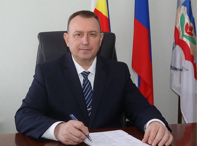 Экс мэра Волгодонска задержали по подозрению в коррупции Бывшего мэра Волгодонска Юрия Мариненко задержали по подозрению в коррупции По информации источника 1Rnd в правоохранительных органах его подозревают в мошенничестве в особо крупном размере По данным следствия еще в 2016 году занимая пост главы городского МВД он предоставил в администрацию поддельные справки о доходах чтобы его признали малоимущим Это позволило ему получить по договору социального найма квартиру площадью почти 64 квадратных метра которую он затем оформил на дочь Общая стоимость жилья оценивается в 2 5 миллиона рублей Следствие квалифицировало эти действия как мошенничество в особо крупном размере Суд избрал меру пресечения в виде содержания под стражей до 18 февраля Юрий Мариненко занимал пост главы администрации Волгодонска полтора года и ушел в отставку по собственному желанию в июле текущего года не раскрыв публично причин своего решения Подпишись на 1Rnd в МАХ Написать в редакцию