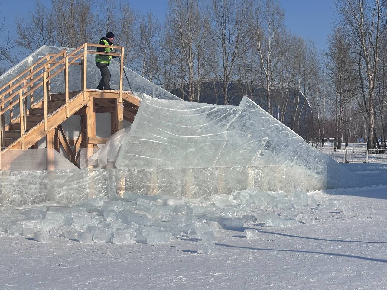 Ледовый городок на Татышеве разрушен.  Но это не вандалы, а приближающаяся весна! О завершении работы ледового городка рассказали в Татышев-парке.  В течение нескольких дней лёд окончательно уберут с площадки. А затем — приступят к демонтажу новогодней ёлки. Правда, убирать её придётся дольше, чем любую домашнюю, работы завершат аж 10 марта.  Но не расстраиваемся, впереди нас ждёт масленичная неделя, а 2 марта Красноярск отметит Масленицу.    Подписаться   Прислать новость