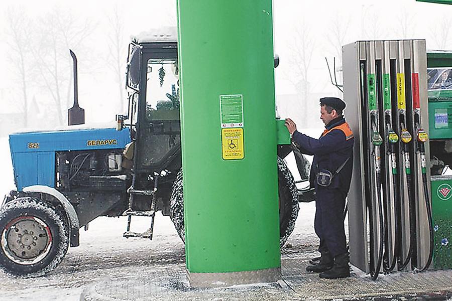 Рост цен на топливо угрожает уборочной и посевной. В июне в России резко подскочили цены на бензин: за месяц топливо марок АИ-92 и АИ-95 подорожало на 11,47% и 16,66% соответственно, а в июле цены приблизились к рекордам 2023 года. Участники рынка объясняют резкое подорожание топлива...снижением мировых цен на нефтепродукты, которое привело к сокращению субсидий переработчикам по формуле демпфера. Как следствие, заводы разогнали биржевые цены, чтобы компенсировать выпадающие доходы. Такая странноватая реальность отечественного рынка нефтепродуктов, похоже, не удивляет регуляторов. В Минэнерго говорят, что ситуация под контролем и объясняют подорожание топлива сезонным повышением спроса. В ведомстве сообщают, что острых проблем с логистикой и поставками топлива не наблюдается. В Минсельхозе это подтверждают и отмечают, что из регионов пока не поступает информация о перебоях с поставками топлива. Но речь на данный момент скорее не о дефиците топлива, а о его подорожании, что больно ударит по рентабельности сельхозпроизводства и приведет к повышению цен на продовольствие. Потребность агросектора в топливе на 2025 год оценивается в 5 млн тонн дизельного топлива и 700 тыс. тонн бензина. По данным МСХ, из этих объемов сельхозпроизводители уже приобрели 1,5 млн тонн дизеля и 208 тыс. тонн Аи-92. Но основной объем закупок еще впереди. Вопрос будет обсуждаться 9 июля на совещании у вице-премьера Александра Новака. До 31 августа в России действует запрет на экспорт бензина, но он не распространяется на поставки, осуществляемые самими производителями нефтепродуктов, то есть крупными нефтяными компаниями. После совещания у Новака запрет могут продлить до конца сентября и распространить на производителей нефтепродуктов. ™ Агрономика