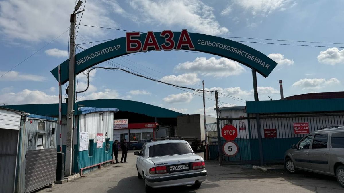 "Алексеевский" рынок в Воронеже оказался под пристальным взглядом МВД Первый замминистра внутренних дел РФ по вопросам миграции взял на личный контроль ситуацию с иностранными работниками на рынке «Алексеевский». Начальнику регионального ГУ МВД поручили предоставить отчет по результатам проверки соблюдения миграционного законодательства на рынке. ↗ Прислать новость Подписаться