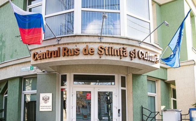 Новый министр культуры Молдовы предложил разорвать соглашение с Россией и закрыть культурные центры в обеих странах Ожидается что уже завтра на первом заседании новое правительство РМ расторгнет договор после чего Русский дом в Кишинёве прекратит свою работу Решение о его закрытии одобрили ещё весной но тогда вопрос отложили из за выборов Теперь курс на русофобию в Молдове становится официальным