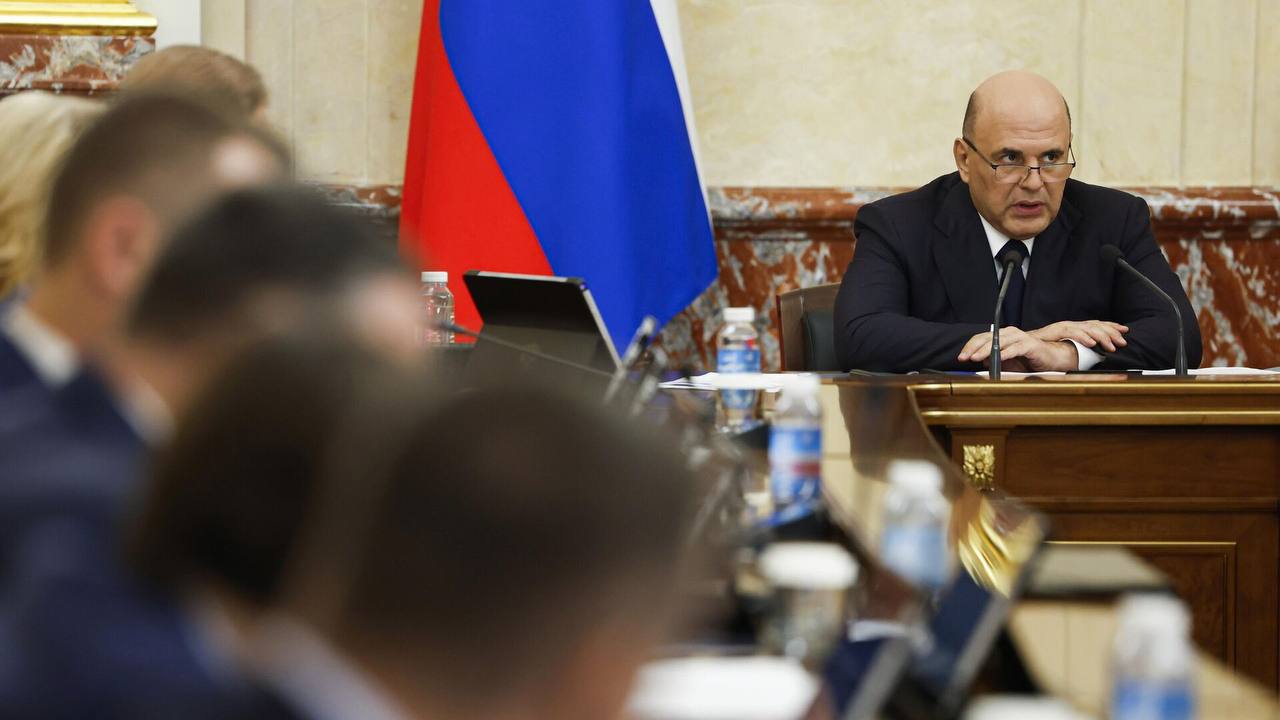 В перечень ЖНВЛП добавили восемь новых наименований Об этом сообщил премьер министр РФ Михаил Мишустин на заседании Правительства РФ Сегодня добавим еще восемь которые применяются при лечении анемии нитропении рецидивирующего перикардита туберкулеза различных злокачественных образований сказал Михаил Мишустин По его словам большинство лекарств из перечня ЖНВЛП являются отечественными Михаил Мишустин отметил что в ближайшие пять лет доля жизненно необходимых и важнейших препаратов российского производства должна вырасти до 90 Надо и дальше делать все чтобы у наших граждан особенно со сложными диагнозами и заболеваниями которые угрожают жизни были нужные необходимые медикаменты резюмировал Председатель Правительства РФ На данный момент в перечне жизненно необходимых и важнейших лекарственных препаратов ЖНВЛП находится более 800 медикаментов для лечения тяжелых и распространенных заболеваний Комитет По Охране Здоровья