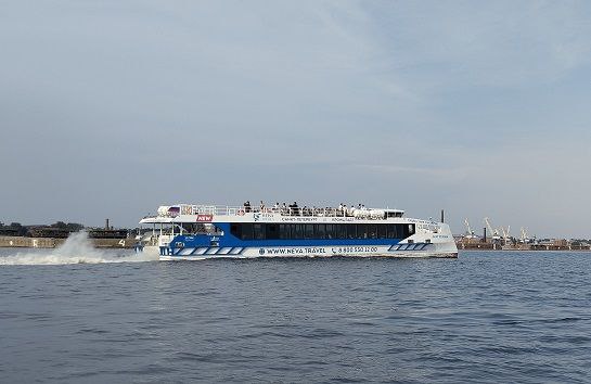 ГТЛК передала в лизинг российским судоходным компаниям 22 скоростных судна из 50 законтрактованных Сообщает пресс служба компании Отмечается что всего по программам Минпромторга России компания законтрактовала строительство 50 скоростных судов общей стоимостью свыше 15 млрд рублей Как сообщало ИАА ПортНьюс всего портфель заказов ГТЛК насчитывает 93 пассажирских судна включая 56 единиц в стадии строительства