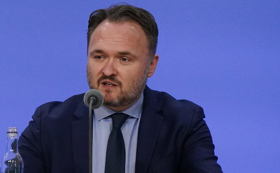 Евросоюз в 2024 году потратил на российский газ больше, чем на помощь Украине, заявил еврокомиссар по энергетике Дан Йоргенсен в интервью для La Repubblica. При этом он утверждает, что Европа "собирается отказаться" от любой энергетической зависимости, в том числе от поставок энергии из США. Йоргенсен отметил, что высокие счета за энергию и "зависимость от российского газа" вредят экономике и безопасности ЕС. Чиновник также подтвердил планы Еврокомиссии "полностью отказаться от российского газа" к 2027 году. Больше новостей тут Отправить новость