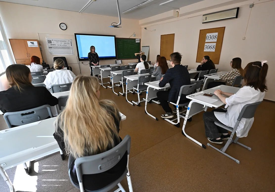 В Татарстане 100 балльникам по ЕГЭ выплатят до 25 тысяч рублей Ученики набравшие 100 баллов по одному предмету получат 15 тыс руб Тем кто смог набрать по 100 баллов сразу по двум предметам будет выплачено 25 тыс руб Фото Коммерсантъ Александр Миридонов kommersantkazan