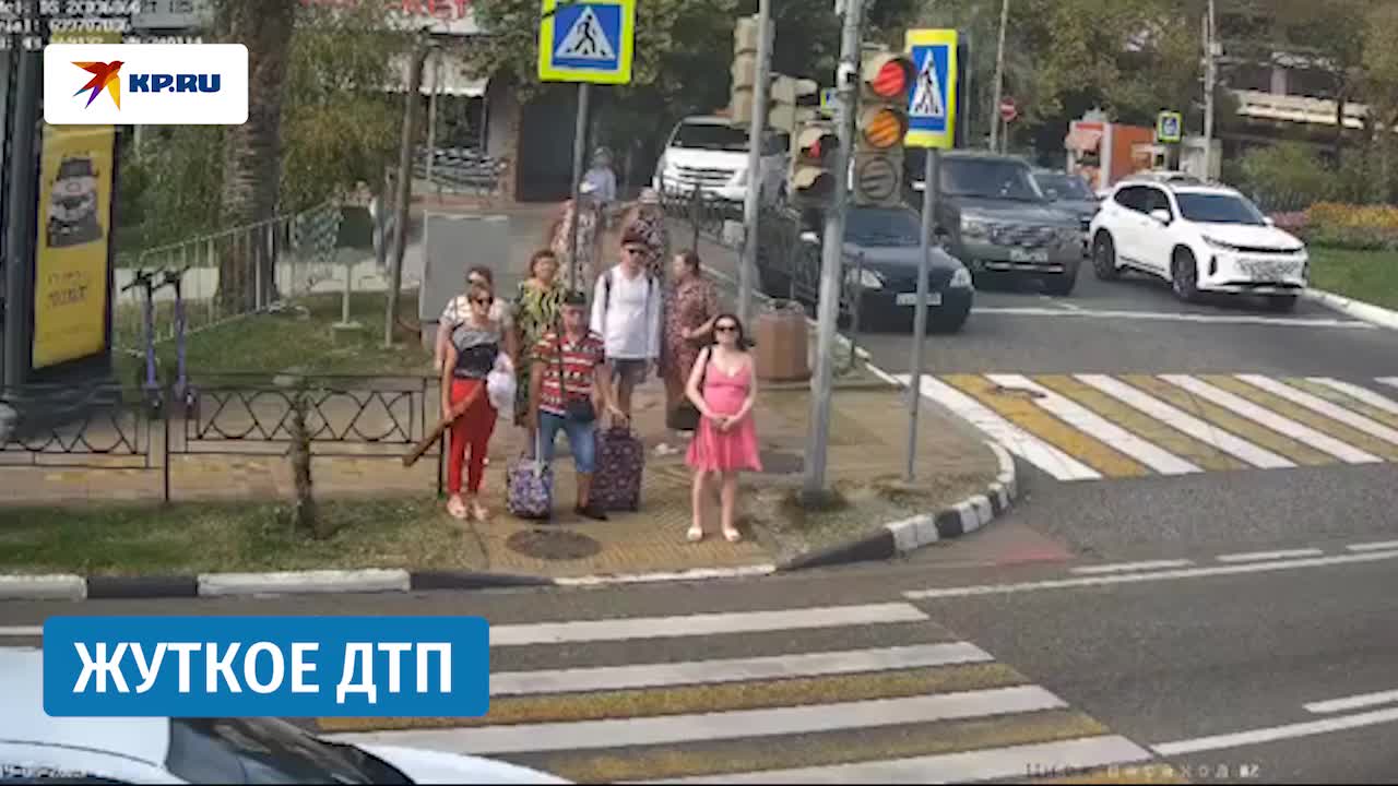 Авария в Сочи: водитель Рендж Ровера сбил пешеходов и мопедиста