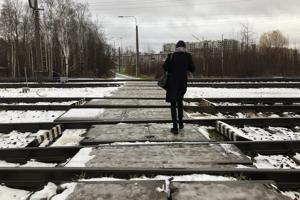 Электричка сбила петербуржца в наушниках  Очередной инцидент с невнимательным пешеходом произошёл в воскресенье на железнодорожной станции Ручьи. Около 17:00 оттуда госпитализировали 20-летнего петербуржца, попавшего под электричку из Кузнечного.  Как сообщает пресс-служба транспортной полиции СЗФО, парень шёл в наушниках вдоль железнодорожных путей и не реагировал на сигналы машиниста. Пострадавший выжил, но его состояние не уточняется.   Подписаться   Новости СПБ