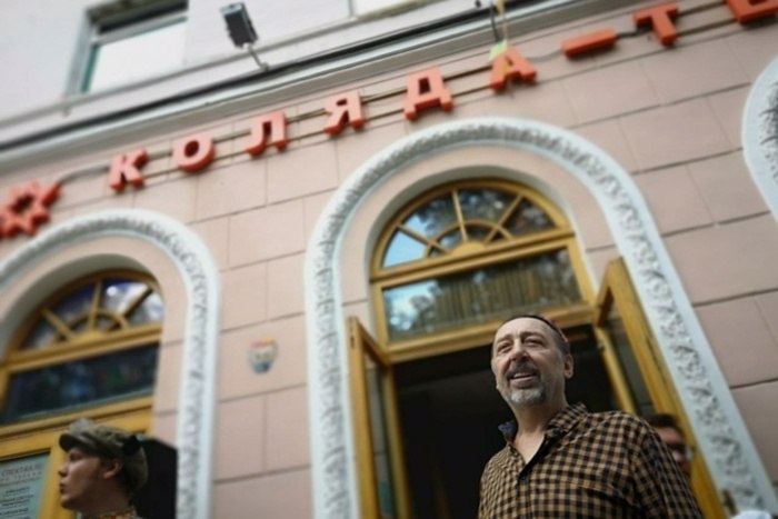 Николай Коляда пригрозил перенести свой фестиваль из Екатеринбурга на дачу Драматург Николай Коляда считает, что ему могут начать всячески препятствовать при организации театрального фестиваля «Коляда Plays» в Екатеринбурге со стороны контролирующих инстанций. В случае возникновения трудностей он перенесёт мероприятия в посёлок Логиново, где у него находится дача. — Не дадут в городе проводить — поедем в Логиново, там спектакли играть будем. Там даже веселее будет, — написал Коляда во «Вконтакте». По его словам, в соответствии с требованиями департамента культуры Екатеринбурга оформил все необходимые документы и получил паспорт антитеррористической защищенности. — Ждём в гости налоговую, пожарников, Роспотребнадзор, Санэпидемстанцию и остальные карающие органы. Но обещаю: фестиваль состоится при любой погоде и при любых обстоятельствах, — добавил он.