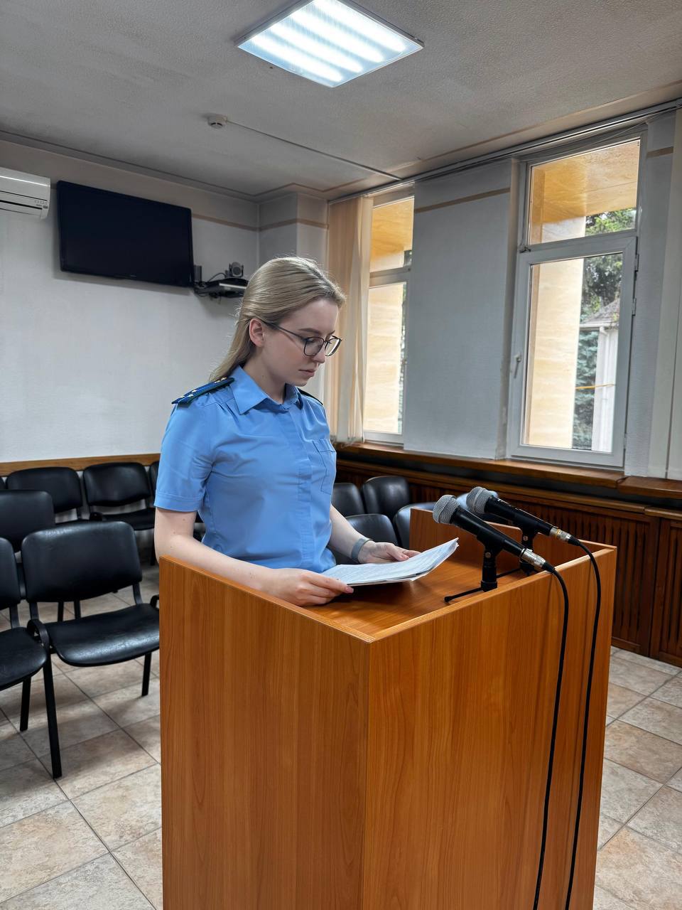 Прокуратурой Центрального района г. Сочи поддержано государственное обвинение по уголовному делу Центральный районный суд г. Сочи вынес обвинительный приговор по уголовному делу в отношении 35-летней жительницы Сочи. Она признана виновной по ч. 3 ст. 30, п. «г» ч. 4 ст. 228.1 УК РФ покушение на незаконный сбыт наркотических средств, совершенный с использованием информационно-телекоммуникационной сети «Интернет» в крупном размере . В суде установлено, что с целью осуществления незаконного сбыта наркотического средства производного мефедрон массой 20,62 г и кокаина массой 2,79 г женщина, выполняя роль курьера, занималась получением наркотических средств с последующей их фасовкой и размещением в местах нахождения «тайниковых закладок» на территории Центрального района г. Сочи. Однако действия не были доведены до конца, так как пресечены уполномоченными сотрудниками правоохранительных органов. С учетом обстоятельств совершенного преступления, полного признания вины, наличия смягчающих обстоятельств и личности подсудимой, суд согласился с позицией государственного обвинителя и назначил наказание в виде 8 лет лишения свободы с отбыванием в исправительной колонии общего режима.