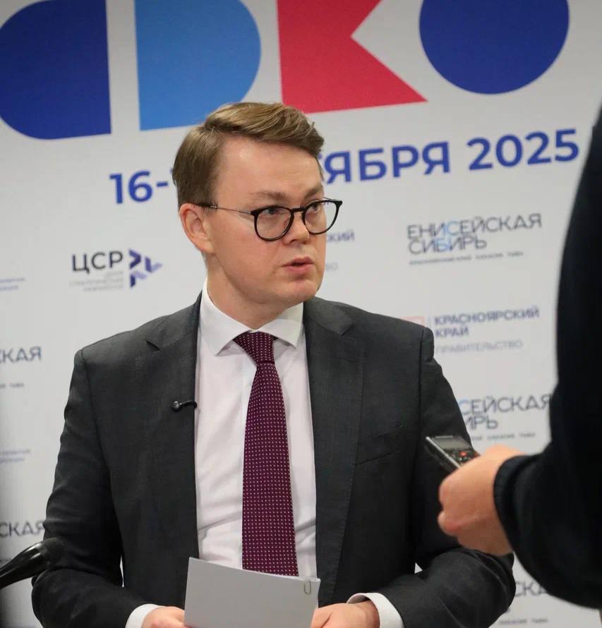 Алексей Херсонцев высоко оценил работу МФЦ Красноярского края Центры госуслуг Мои документы Красноярского края продолжают уверенно развиваться и опережать общероссийские показатели В каждом окне приёма установлены POS терминалы 100 офисов края принимают оплату без комиссии в среднем по стране 59 Внедрена система ГосQR и запущен чат бот в мессенджере MAX через него можно записаться в МФЦ узнать режим работы и статус заявления Работают выездные мобильные бригады на вертолётах и катерах специалисты добираются в самые труднодоступные районы Только за этот год 51 выезд в 43 населённых пункта и почти 2 5 тыс оказанных услуг Сегодня сеть МФЦ Красноярского края одна из крупнейших в Сибири 213 офисов 809 окон приёма около 300 федеральных и региональных услуг уровень удовлетворённости заявителей 99 9 Самые востребованные услуги регистрация недвижимости 606 тыс обращений регистрационный и миграционный учёт по 284 тыс выдача паспортов РФ 124 тыс Алексей Херсонцев статс секретарь замминистра экономического развития РФ По совокупности всех показателей МФЦ Красноярского края стабильно находятся в высокой группе эффективности работы центров госуслуг по всей стране и тадиционно демонстрируют высокие показатели качества обслуживания граждан Это подтверждает активность заявителей скорость и большой спектр оказываемых услуг minec24