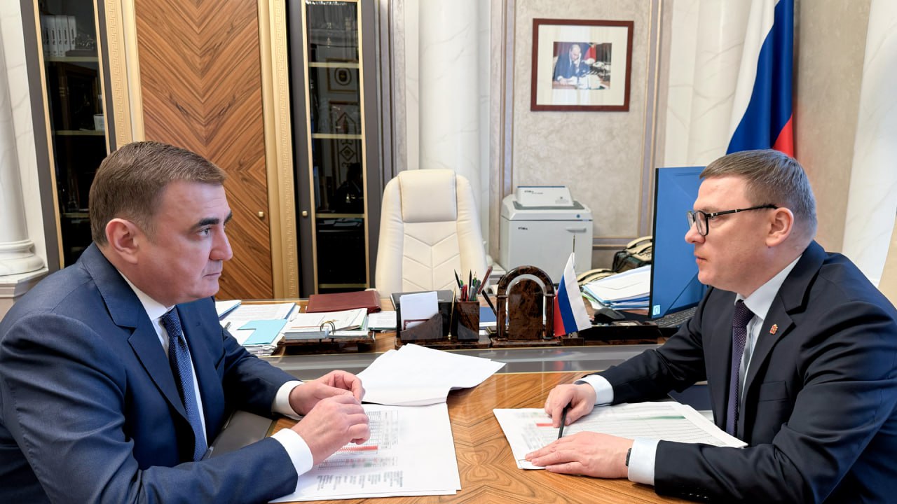 Алексей Дюмин и Алексей Текслер провели рабочую встречу в Москве В Москве состоялась рабочая встреча помощника президента России секретаря Госсовета РФ Алексея Дюмина с губернатором Челябинской области руководителем комиссии Госсовета РФ Экономика и финансы Алексеем Текслером В ходе встречи Алексей Текслер доложил о результатах работы комиссии Госсовета Экономика и финансы в 2025 году и представил основные задачи на 2026 год Особое внимание в докладе было уделено поддержке региональных бюджетов стимулированию экономической активности в субъектах РФ и совершенствованию межбюджетных отношений По словам Алексея Текслера комиссия в 2025 году сосредоточила работу на системных решениях направленных на устойчивость региональных финансов и выполнение социальных обязательств перед жителями Также на встрече обсуждались предложения комиссии по дальнейшим мерам поддержки субъектов РФ в 2026 году Отдельный блок встречи был посвящён обсуждению мер поддержки участников специальной военной операции и их семей в Челябинской области Алексей Текслер сообщил что в регионе выстроена комплексная система помощи защитникам Отечества принят один из первых в стране областных законов о поддержке участников СВО работает филиал госфонда Защитники Отечества создан и развивается областной Единый центр поддержки и реабилитации участников СВО формируется сеть его филиалов в крупных городах региона расширяется сеть медицинских учреждений для реабилитации ветеранов модернизирована инфраструктура госпиталя Минобороны и областного госпиталя ветеранов войн реализуются проекты по развитию адаптивного спорта и социальной интеграции бойцов включая образовательную программу Герои Южного Урала проект Навигатор участника СВО и сервис СВОи возможности действуют меры поддержки работодателей и система наставничества для трудоустроенных ветеранов СВО GosSovet