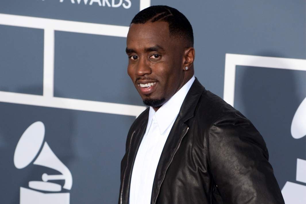 Осужденный рэпер Шон Комбс P Diddy отбывающий четырехлетний за организацию проституции ожидает помилования от президента США Дональда Трампа в 2026 году сообщает TMZ со ссылкой на источники По данным издания музыкант уверен в своем скором освобождении и обещает помочь сокамерникам после выхода на свободу От Первого Лица Мы в MAX