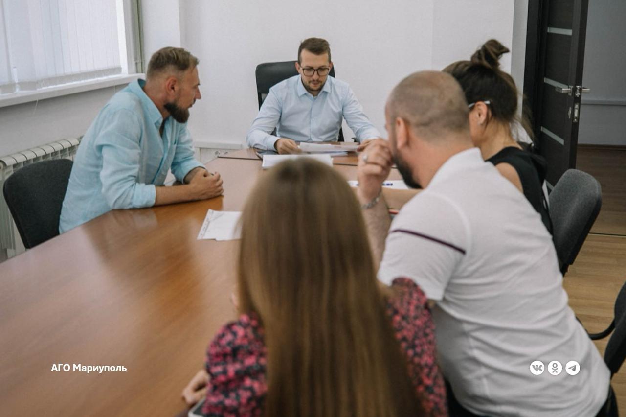 Временный кризис водообеспечения не повлияет на инвестиционную привлекательность Мариуполя  Несмотря на временные трудности с водоснабжением, Мариуполь сохраняет свою привлекательность для инвесторов. Об этом заявил Игнат Яремчук, заместитель главы администрации города по экономическим вопросам, имущественным и земельным отношениям, на встрече с профильными специалистами.  По его словам, строительство нового трубопровода, который соединит Павлопольское и Старокрымское водохранилища, практически полностью решит проблему водообеспечения города. Магистраль планируется ввести в эксплуатацию уже в начале следующего года.  Ситуация с водоснабжением находится под личным контролем Главы Республики Дениса Пушилина, что подчеркивает важность решения этого вопроса для региона.