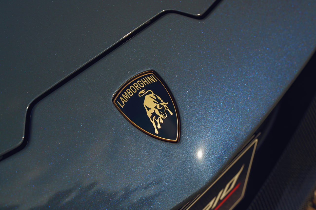 Lamborghini продала за год 10 747 автомобилей это рекорд Объём сбыта в 2025 м впрочем всего на 60 машин превысил результат 2024 года В связи с этим глава Lamborghini заявил что подход компании не направлен на достижение максимальных поставок Стратегия марки по словам Стефана Винкельманна позволила закрепить результаты достигнутые за последние годы Основную массу машин в 2025 году Lamborghini реализовала в Европе Африке и на Ближнем Востоке 4650 единиц Показатель для обеих Америк составил 3347 автомобилей в Азиатско Тихоокеанском регионе было продано 2750 машин Журнал Авто ру online