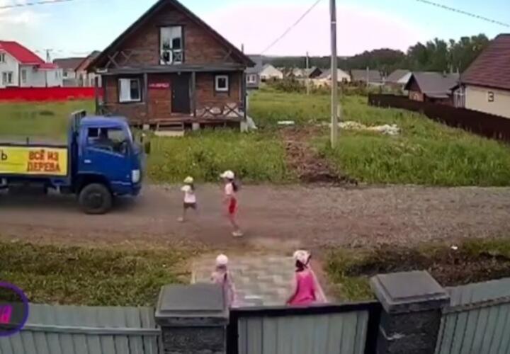 Жуткая история: отец сбитой грузовиком 6-летней девочки сам попал в страшное ДТП, когда ехал к ней в больницу В Башкирии девочка во время игры с другими детьми выбежала на улицу, но не успела вовремя остановиться перед грузовиком BAW. Тяжелый грузовик сбил девочку, ребенок находится в реанимации. Как сообщают региональные СМИ, в этот момент отец, ехавший со старшей дочкой из больницы в соседней Челябинской области, узнал о случившемся и решил поехать к пострадавшей дочери, но сам попал в аварию и при обгоне столкнулся с «КамАЗом» — сейчас они тоже в реанимации. Подписаться Буст