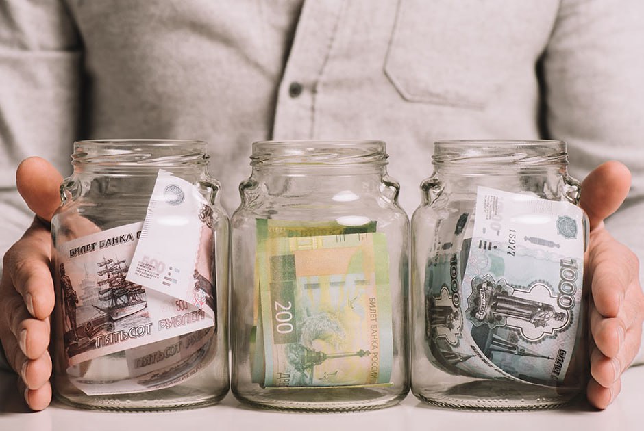 Россияне мечтают накопить в среднем около 345 тыс рублей в 2026 году Большинство респондентов 62 хотят увеличить свои накопления в 2026 году по сравнению с предыдущим годом О сокращении желаемой суммы накоплений сообщают лишь 12 респондентов 27 не планируют менять свой подход и рассчитывают сберегать столько же сколько и в 2025 Большая часть опрошенных 36 ежемесячно готова откладывать до 5 тыс рублей Всего 6 планируют направлять на накопления более 60 тыс рублей в месяц В среднем ежемесячная сумма накоплений составляет 15 083 рублей в месяц Для большинства участников опроса 36 целью накоплений в 2026 году является формирование финансовой подушки Также россияне копят на путешествия и отдых на ремонт или обустройство жилья на поддержку здоровья покупку автомобиля недвижимости на расходы на детей на открытие бизнеса fatcat18