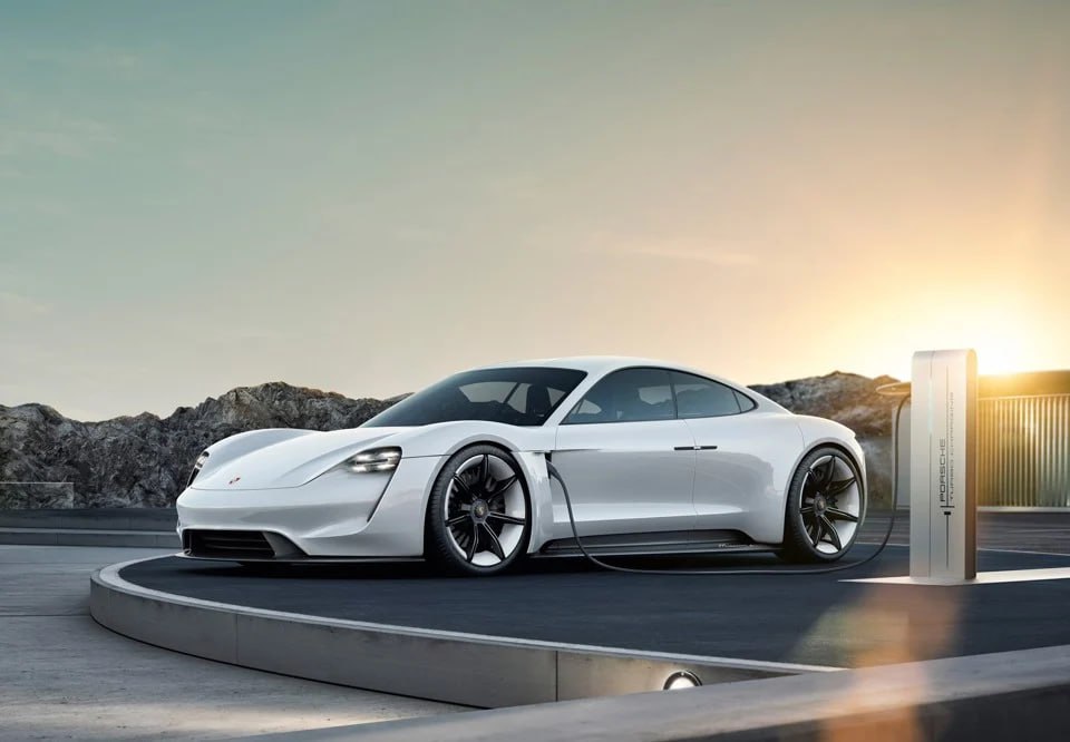 Porsche объявила о резком сокращении своей стратегии в отношении электромобилей что нанесло материнской компании Volkswagen ущерб в размере 6 миллиардов долларов и стало уже четвертым снижением финансового прогноза этого класса автомобилей в текущем году Компания из Штутгарта отложит запуск нескольких полностью электрических моделей и продлит выпуск автомобилей с двигателями внутреннего сгорания и гибридных автомобилей вплоть до 2030 х годов реагируя на спрос на электромобили который оказался ниже ожидаемого а также на усиливающиеся глобальные давления Разворот сосредоточен на флагманском внедорожнике Porsche K1 который изначально планировался как первый полностью электрический трехрядный автомобиль компании расположенный выше Cayenne Теперь модель будет запускаться исключительно с двигателями внутреннего сгорания и гибридными силовыми установками вместо задуманной полностью электрической конструкции