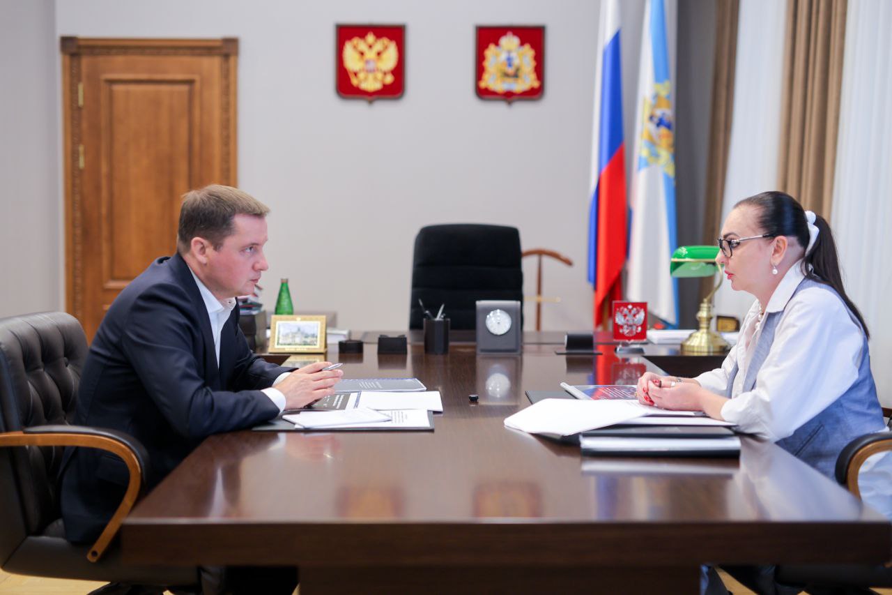 С начальником Управления Минюста России по Архангельской области и НАО Оксаной Воскресенской обсудили ряд рабочих вопросов, касающихся в том числе оказания бесплатной юридической помощи и взаимодействия ведомства с некоммерческими структурами. В последние годы большая часть бесплатных юридических услуг оказывается участникам СВО и членам их семей – в региональном отделении фонда «Защитники Отечества» специалисты ведомства еженедельно проводят приемы граждан, на базе фонда также работают адвокат и нотариус, поскольку потребность в этом действительно достаточно большая. Но уровень оплаты труда специалистов Госюрбюро совершенно не соответствует их квалификации и опыту работы, поэтому поручил региональному правительству оказать необходимую поддержку в решении этого вопроса. Также предложил руководству регионального Управления Минюста России разработать специальный шаблон типового устава для территориальных органов самоуправления, что позволит им в упрощенном порядке регистрироваться в качестве юридического лица. Это даст ТОС более широкие возможности, в том числе в части получения грантового финансирования.